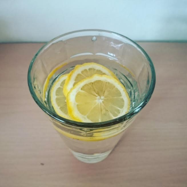 レモンでレモン水を簡単に作ってみた!